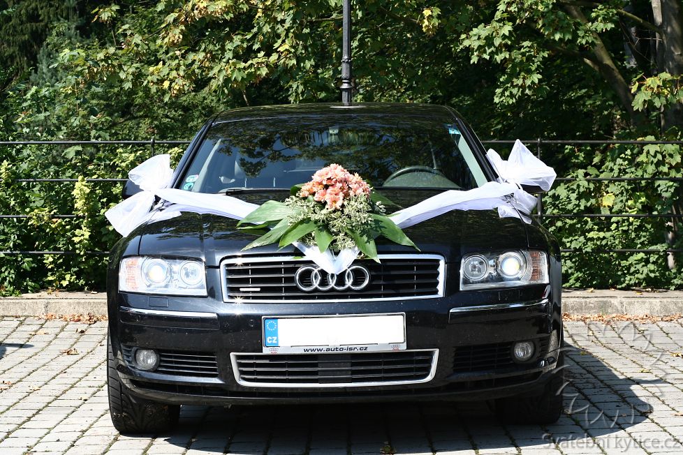 Decoration for the wedding car